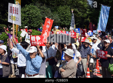 Tokio, Japan. 14. Sep, 2015. Während die staatlich geförderte Rechnungen im Zusammenhang mit Japans nationaler Sicherheit sind auf eine spezielle Oberhaus debattiert Ausschuss in der Ernährung, Tausende von Demonstranten gegen die Rechtsvorschriften außerhalb des Parlaments im Herzen der Hauptstadt Nationen zeigen. Die Regierung und der regierenden Liberal-Demokratischen Partei vorgestellt setzen die Sicherheitsgesetze zur Abstimmung in einem besonderen Ausschuss Sitzung am 17. September und Vorlage der Rechnungen zu einer Plenarsitzung Oberhaus es in Recht am selben Tag übergeben. Bildnachweis: Natsuki Sakai/AFLO/Alamy Live-Nachrichten Stockfoto