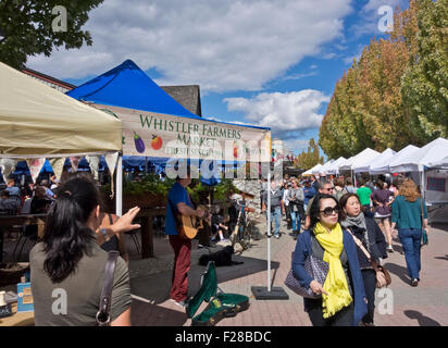 Whistler Farmers' Market am Labour Day Wochenende, 2015. Musiker spielen, Menschen beim Einkaufen, schönen Sommertag. Stockfoto
