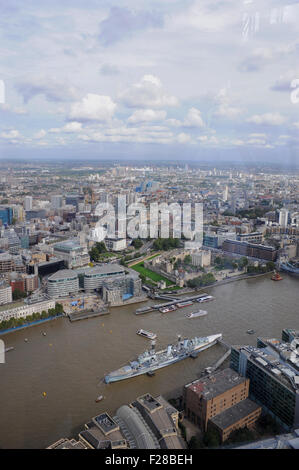 London UK - Aussicht über die Stadt von The Shard und HMS Belfast unten vertäut am Fluss Themse Stockfoto