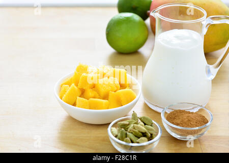 Mango Lassi Zutaten. Mango und Joghurt, Joghurt, Kardamom, Zimt. Selektiven Fokus. Kopieren Sie Raum. Stockfoto