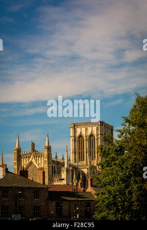 York Minster Mittelturm und Osten Fenster Außenaufnahme aus Monkgate, UK. Stockfoto