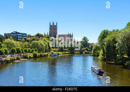 Narrowboat über den Fluss Severn vor Worcester Kathedrale von Worcester Brücke, Worcester, England, Vereinigtes Königreich betrachtet Stockfoto