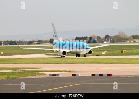 KLM Boeing 737 Flugzeug des Rollens auf Manchester Airport Taxiway. Sonniges Wetter. Stockfoto