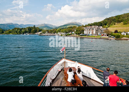 Das Dampfschiff Teal nähert sich Ambleside Pier am Waterhead am Lake Windermere. Stockfoto