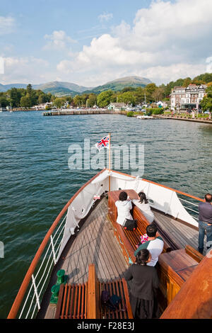 Das Dampfschiff Teal nähert sich Ambleside Pier am Waterhead am Lake Windermere. Stockfoto