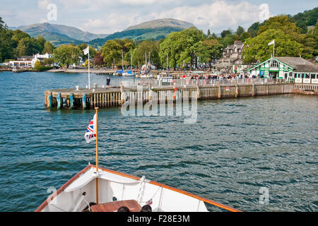 Passagiere auf Ambleside Pier am Waterhead am Lake Windermere, nähert sich Wartezeiten an Bord als die Dampfer Teal. Stockfoto