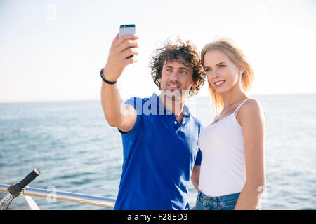 Porträt von ein glückliches Paar, Selfie Foto auf Smartphone im freien Stockfoto