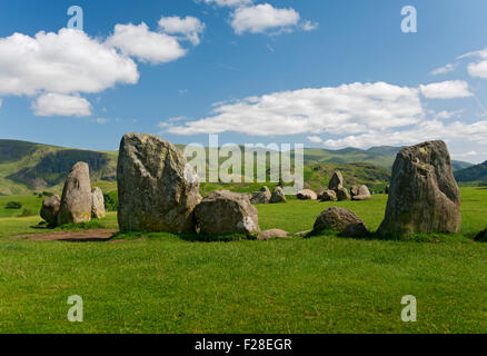 Castlerigg Steinkreis und Helvellyn Bergkette im Sommer in der Nähe von Keswick Lake District National Park Cumbria England Großbritannien Großbritannien Stockfoto