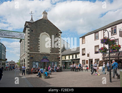 Menschen Touristen Besucher besuchen das Stadtzentrum der Moot Hall Im Sommer Keswick Cumbria England Großbritannien GB Groß Großbritannien Stockfoto