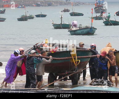 Da Nang, Vietnam. 14. Sep, 2015. Fischer tragen ein Fischerboot am Hafen in Da Nang Stadt, Zentralvietnam, 14. September 2015. Vietnam bereitete tropischer Sturm Vamco zu stemmen, die am Montag zu seiner zentralen Orten zusteuerte. Bildnachweis: VNA/Xinhua/Alamy Live-Nachrichten Stockfoto