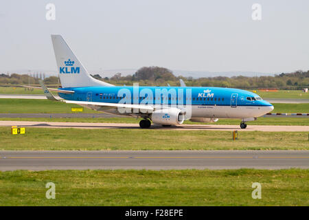 KLM Boeing 737 des Rollens auf Manchester Airport Taxiway. Sonniges Wetter. Stockfoto