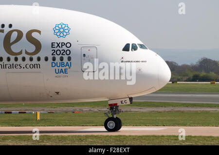 Emirates Airbus A380 des Rollens auf Manchester Airport Taxiway. Stockfoto
