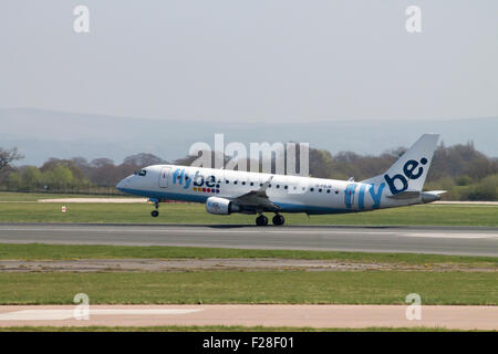 Flybe Embraer 175 Passagierflugzeug von Manchester Flughafen-Startbahn abheben. Stockfoto