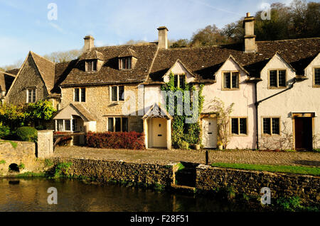 Malerischen Häuschen neben der von Bach im Dorf von Castle Combe. Stockfoto