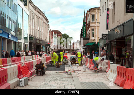 Fishergate, Preston Stadtzentrum, Lancashire, UK   Shopper, Shops, Shopping in der Main Street und Durchgangsstraße. Stockfoto