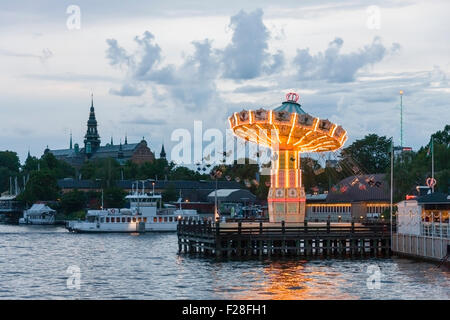 Touristen auf Karussell schwingt, Grona Lund, Djurgarden, Nordiska Museet, Stockholm, Schweden Stockfoto