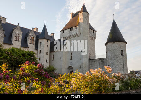 Licht des frühen Morgens auf dem Chateau du Schlosses mit Rosenbeete im Vordergrund Stockfoto