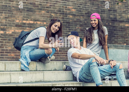 Skateboarder-Freunde auf der Treppe Selfie Foto gemacht Stockfoto