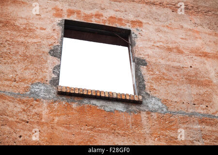 Leeres Fenster Loch im alten roten Backsteinmauer Stockfoto