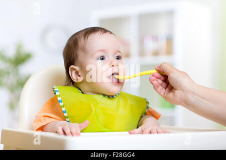 Mutter, Fütterung Babymädchen Stockfoto