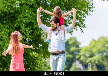 Familie walk - Vater mit Kind auf der Schulter auf einem Spaziergang im Sommer Stockfoto