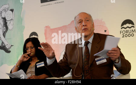 Prag, Tschechische Republik. 14. Sep, 2015. Britischer Professor der islamischen und interreligiöse Studien Mona Siddiqui (links) und Französisch Französisch Politologe und Historiker Jacques Rupnik besuchen die Forum 2000-Konferenz der Welt Persönlichkeiten und Denker auf Demokratie und Bildung in Prag, Tschechische Republik, 14. September 2015. © Michal Krumphanzl/CTK Foto/Alamy Live-Nachrichten Stockfoto