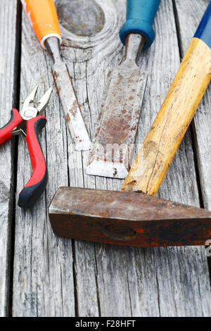 Meißel und Hammer auf die alten Bretter Stockfoto