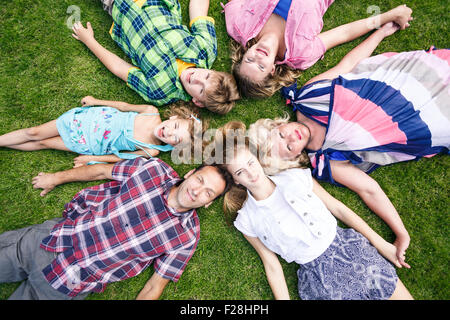 Große Familie entspannend in der Sommerpark Stockfoto