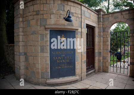 Eingang zum Hauptquartier der Scientology-Kirche, Saint Hill Manor in East Grinstead, West Sussex, England, Vereinigtes Königreich Stockfoto