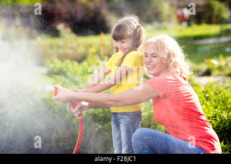 Mutter und Tochter kleine Mädchen im Garten arbeiten Stockfoto