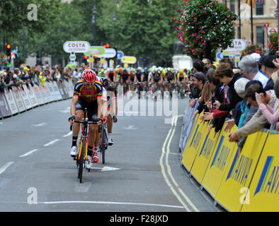 London, UK, 13. September 2015. Tour of Britain, Stufe 8.  Eine Ausreißergruppe führen die Hauptfeld Überschrift in Pall Mall, im Zentrum von London. Bildnachweis: David Partridge/Alamy Live-Nachrichten Stockfoto