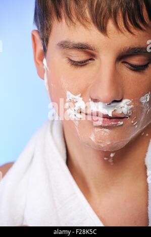 Hübscher junger Mann rasieren Stockfoto
