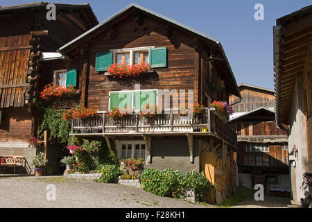 Maschinenbordbuch-Kabinen in einem Dorf, Vrin, Schweiz Stockfoto