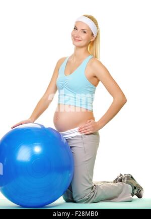 Junge schwangere Frau die Übung mit einem Fitnessball Stockfoto