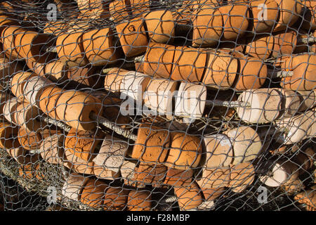 Korken in einem Fischernetz Stockfoto