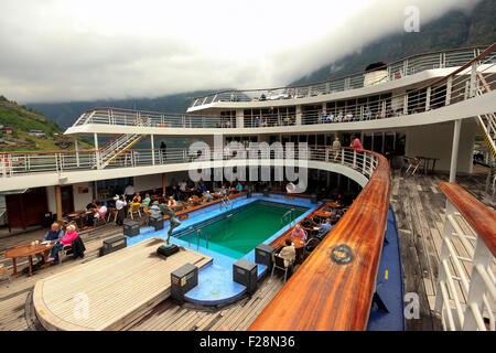 Passagiere auf dem Deck eines Kreuzfahrtschiffes entspannende Schiff Geiranger Norwegen Skandinavien Europa Stockfoto