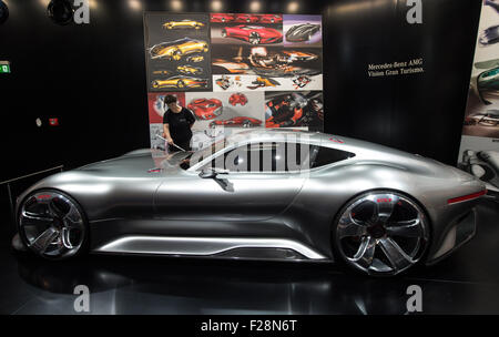 Ein Bediensteter poliert AMG Vision Gran Turismo Concept Car auf der International Motor Show Deutschland (IAA) in Frankfurt/Main, Deutschland, 14. September 2015. Hersteller aus aller Welt präsentieren ihre Neuheiten vom 17. bis 27. September 2015. Foto: Boris Roessler/dpa Stockfoto