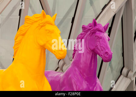 Viele verschiedene bunte Kunststoff-Pferde Stockfoto