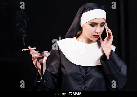 Rauchen junge Nonne Stockfoto