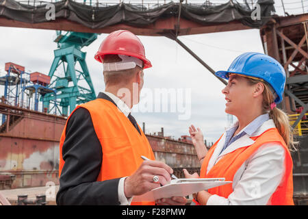 Hafenarbeiter, einen Manager zu erklären, während Inspektion ein Industriehafen, Hamburg, Deutschland Stockfoto