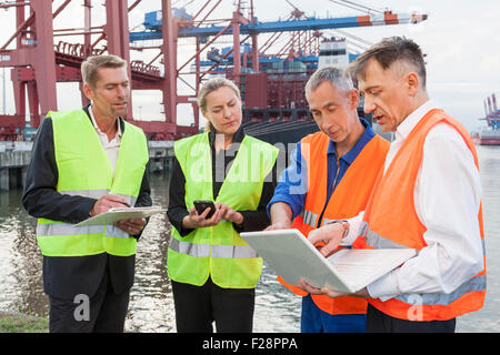 Geschäftsleute, die im Hafen in Hamburg arbeiten Stockfoto