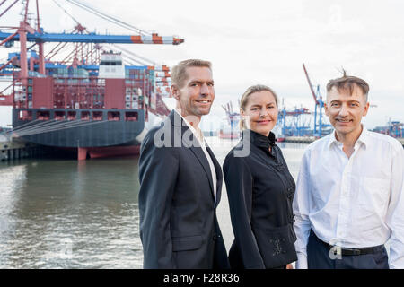 Porträt von Geschäftsleuten im Hafen und lächelnd, Hamburg, Deutschland Stockfoto