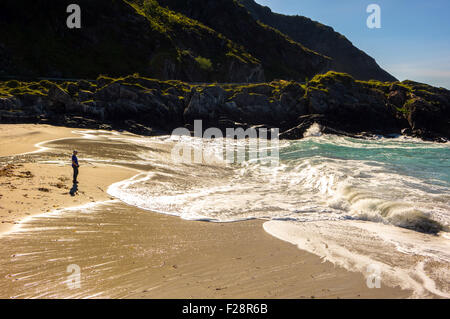 Kleine einsame Figur am Strand große Welle gewaschen, Andøya, Norwegen Stockfoto