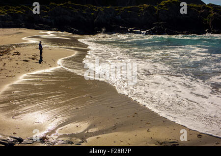 Kleine einsame Figur am Strand große Welle gewaschen, Andøya, Norwegen Stockfoto