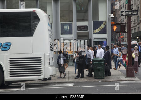 Orthodoxe Juden und andere Line-up an Bord einen Bus nach Hause nach der Arbeit auf der 5th Avenue und 47th St. bekannt als das Diamantenviertel. Stockfoto