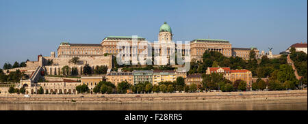 Panoramablick auf die wunderschöne Budaer Burg in Budapest, Ungarn. Stockfoto