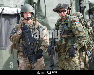 Slunj, Kroatien. 14. Sep, 2015. Infanteristen von Kroatien (R) und Slowenien nehmen an die unmittelbare Antwort 15 internationale militärische Übung während Medientag in der Nähe von Slunj, Zentralkroatien, 14. September 2015. Sofortige Antwort 15 ist eine jährliche Übung gemeinsam unter der Regie von Slowenien, Kroatien und den Vereinigten Staaten an den Standorten in Slowenien und Kroatien. Den diesjährigen Teilnehmern gehören Kontingente aus Slowenien, Kroatien, Großbritannien, den Vereinigten Staaten und mehreren Balkanländern. Bildnachweis: Miso Lisanin/Xinhua/Alamy Live-Nachrichten Stockfoto