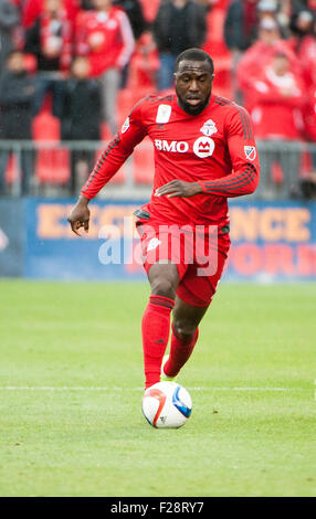 Toronto, Ontario, Kanada. 13. September 2015. Toronto FC vorwärts Jozy Altidore (17) dribbelt den Ball Upfield gegen New England Revolution in der ersten Hälfte im BMO Field in Toronto, ON, Kanada. Bildnachweis: Peter Llewellyn/Alamy Live-Nachrichten Stockfoto