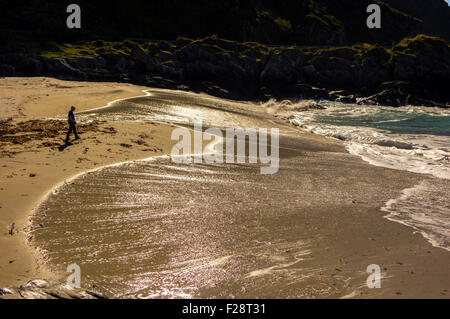 Kleine einsame Figur am Strand große Welle gewaschen, Andøya, Norwegen Stockfoto