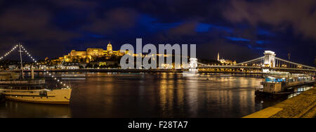 Ein Panorama zeigt die wunderschöne Skyline von Budapest über die Donau.  Zu den Sehenswürdigkeiten zählen, Budaer Burg, der Kettenbrücke und t Stockfoto